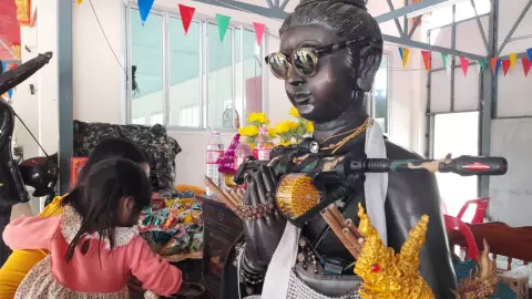 งวดนี้หวยออก 1/2/67 คนแห่ขอโชค "ไอ้ไข่" วัดศิริพร ไม่ผิดหวังได้เลขเด็ดลุ้นรวย