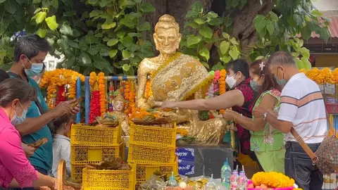 สาวบินลัดฟ้ามาแก้บน "หลวงพ่อผอม" แถมได้ "เลขเด็ดงวดนี้" ให้ส่องลุ้นโชค