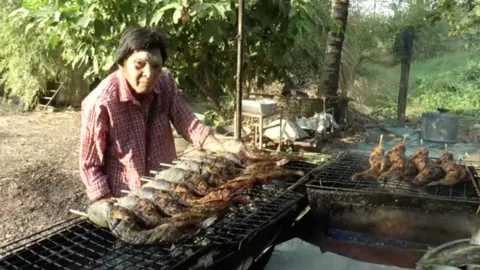 ปลาดุกย่างยายน้อย เจ้าเด็ดปราจีนฯ เนื้อนุ่มหนังกรอบไร้คาว ขายดีวันละ 50 กก.