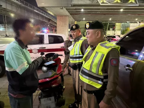 ไรเดอร์หนุ่มเกือบซวย ลูกค้าให้ไปส่งของที่โรงแรมหรู ก่อนพบข้างในเป็นยาไอซ์