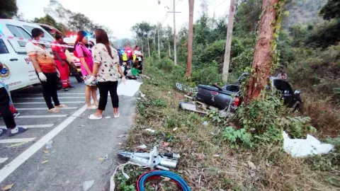 ปิกอัพขนคนงาน หลุดโค้งชนต้นไม้ที่หัวหิน ดับ 4 ศพ 