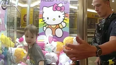 ตร.ออสซี่เร่งช่วยเด็กสุดซน มุดเข้าตู้คีบตุ๊กตาแต่ออกมาไม่ได้ (คลิป)