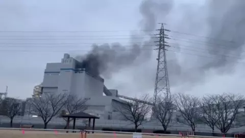 ไฟไหม้โรงไฟฟ้าพลังงานความร้อนญี่ปุ่น จนท.เร่งคุมสถานการณ์