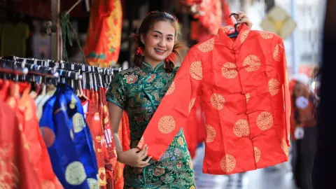 ร้านชุดจีนที่พิษณุโลกเผย คนเริ่มซื้อกี่เพ้ารับตรุษจีน เสื้อลายมังกรก็เป็นที่นิยม