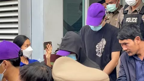 ฝากขังอีก 6 คน ทีมฆ่าปทุมวัน ส่งเข้าเรือนจําคู่อริฮึ่มใส่กัน เจอหมิ่นศาล