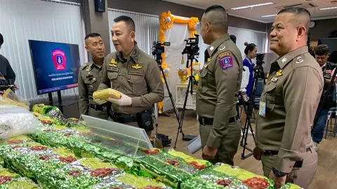 จับไอซ์ลอตใหญ่ ของกลาง 249 โล ได้ผู้ต้องหา 2 คน ซุกในรถกระบะ