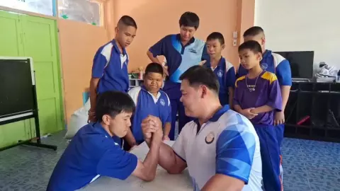 เปิดใจครูสายพลัง ชวนนักเรียนออกกำลัง แข่งกีฬา "งัดข้อ" จนกลายเป็นไวรัล