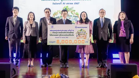 "ดร.กอบศักดิ์ ภูตระกูล" มอบหนังสือให้ห้องสมุดโรงเรียนขาดแคลน