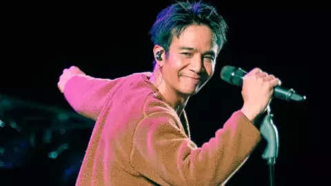 ก้อง ห้วยไร่ ถอดเสื้อเล่นคอนเสิร์ต แต่พอรู้เหตุผลคนแห่ชื่นชมกันยกใหญ่