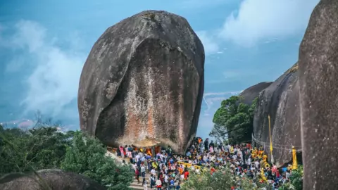 นักท่องเที่ยวพร้อม ร่วมงานประเพณี นมัสการรอยพระพุทธบาท เขาคิชฌกูฏ ประจำปี 2567