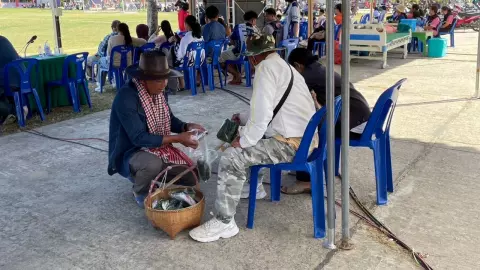 ไม่ได้ปลอมเป็นพ่อค้า สารวัตรคนดัง หาบของขายจริง หารายได้เสริมให้ครอบครัว