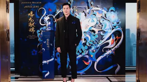 ลุคนี้ไม่ชินตา "ต้น-อาชว์" สลัดภาพคูลๆ ใส่สูทหล่อเนี้ยบออกงานอีเวนต์