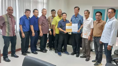 สท.กลุ่มบ้านใหญ่ ยื่นญัตติให้เทศบาลเมืองเพชรบุรีร่วมกรมอุทยานฯ แก้ "ลิงล้นเมือง"