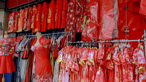 ร้านขายเสื้อจีนเริ่มคึกคัก ชุดกี่เพ้า เสื้อลายมังกรขายดี รับตรุษจีนปากน้ำโพ 67