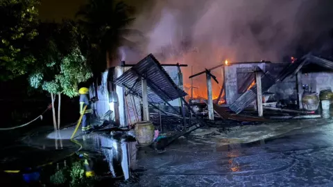 สลด ไฟไหม้บ้าน ยายป่วยติดเตียงถูกคลอกดับ ส่วนตาหนีรอดได้หวุดหวิด (คลิป)