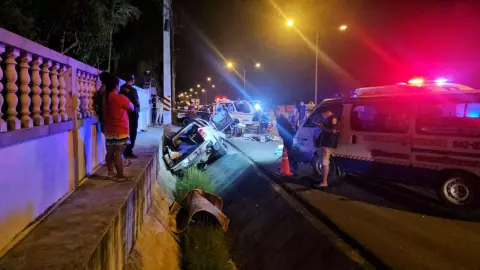 ขับรถหลับในตกคูน้ำ ชนขอบปูน ตายยกครัว 4 ศพ เด็ก 8 เดือนรอดคาตักแม่