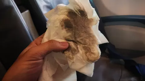 ผู้โดยสารรีวิวชวนอึ้ง เจอสายการบินสู้ชีวิต ที่นั่งสกปรก เบาะเปื่อยขาด