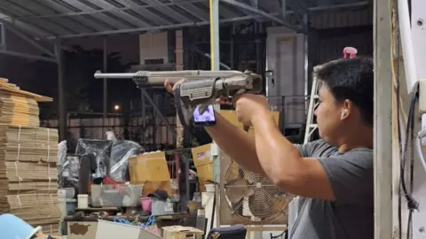 เจ้าของร้านรับซื้อของเก่า นั่งเฝ้ากล้องวงจรปิด ใช้ปืน .22 ไล่ยิงโจรดับ 