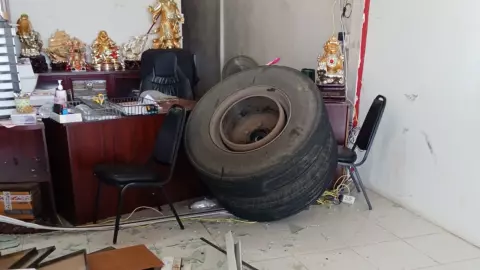 แจ้งความตามหาเจ้าของ "ล้อรถ" พุ่งทะลุร้านเกือบโดนชนตาย