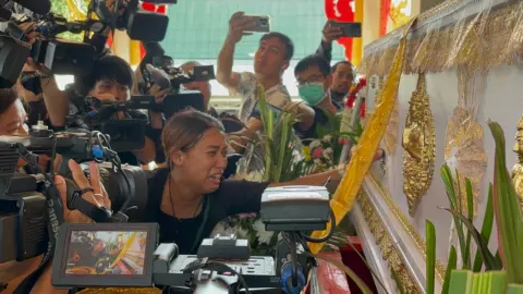 น้องพร ร่ำไห้ปิ่มขาดใจ เผาศพ "ใหม่" สามี ยืนยันจะไม่มีสามีใหม่ (คลิป)