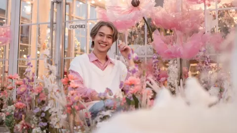 ฟลุ้ค ณธัช หวานกรุบ เนรมิตคาเฟ่ รับวาเลนไทน์ด้วยดอกไม้จากแฟนคลับ