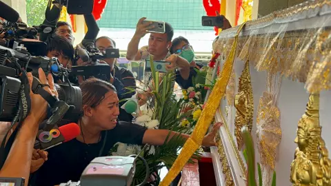 น้องพร ไม่ได้อยู่เผาศพสามี ร่ำไห้เคาะโลงบอก "เค้าขอโทษ" (คลิป)