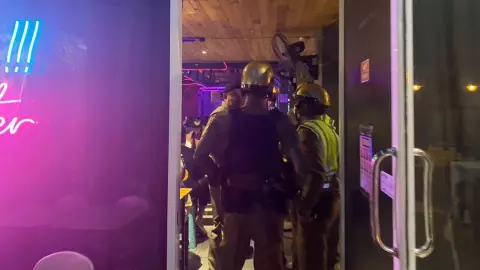 ตำรวจสุทธิสาร บุกจับผับเถื่อนไม่มีใบอนุญาต ปล่อย “เด็กต่ำ 20” เที่ยว