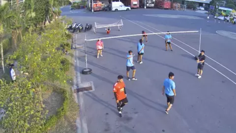 สลด นักศึกษาโดดโหนเสาโกลฟุตซอลขณะฝึกซ้อม ล้มทับคอดับ (คลิป) 