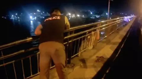 นาทีพุ่งชาร์จ ชื่นชม 2 ตร.หนุ่มสุราษฎร์ฯ เซฟชีวิตสาวร้องไห้เกาะราวสะพาน (คลิป)