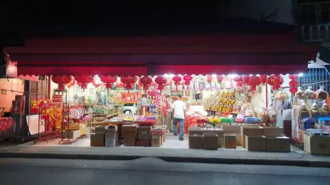 บรรยากาศตรุษจีนเมืองกาญจน์ ปี 67 ยังไม่คึกคักเท่าปี 66 ชี้คนซื้อของตามร้านค้าบางตา