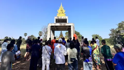 คอหวยส่อง "เลขเด็ด" พิธียกพระขึ้นเจดีย์ ลุ้นโชคตามศรัทธา งวด 16/2/67