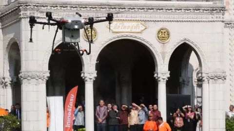 นายกฯ นำชมสาธิตโดรนเพื่อการเกษตรฝีมือคนไทย เตรียมนำไปต่อยอดต่อ