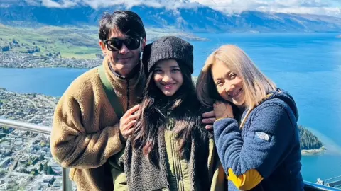 เปิดภาพล่าสุดลูกสาวนักร้องดังยุค 90 โตแล้วสวยมาก ถอดแบบพ่อแม่มาเป๊ะ