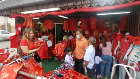 อุ่นเครื่องตรุษจีน 67 อุบลฯ เริ่มคึกคัก คนแห่หาซื้อชุดจีน กี่เพ้า ใส่รับเทศกาล