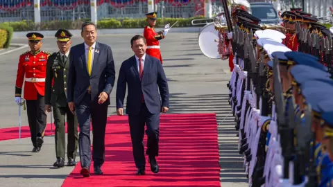 นายกฯ ไทย-กัมพูชา ตรวจแถวกองทหารเกียรติยศ ก่อนเป็นสักขีพยานลงนามความร่วมมือ