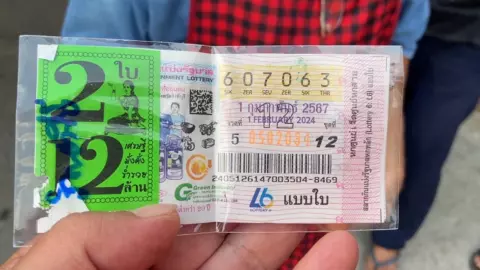 ชอบซื้อ ไม่ชอบตรวจ พ่อค้าตลาดนัดเพิ่งรู้ ถูกรางวัลที่ 1 ได้ 12 ล้าน (คลิป)