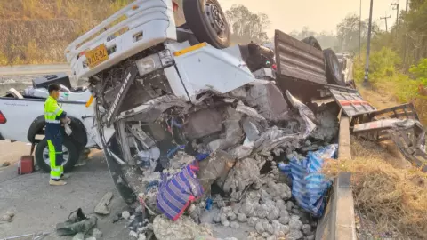 รถบรรทุกก้อนยาง ชนยับหน้าศาลปู่โทน ถนน 304 คนขับกระเด็นดับคาที่ 