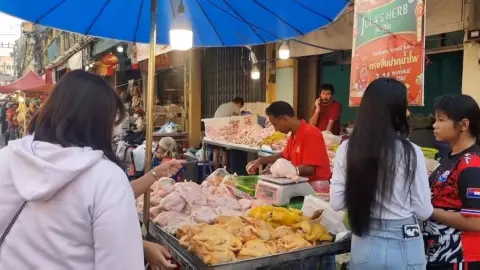 ชาวไทยเชื้อสายจีนที่นครสวรรค์ ซื้อของในวันจ่ายปี 67 คาดเงินสะพัดกว่า 350 ล้าน