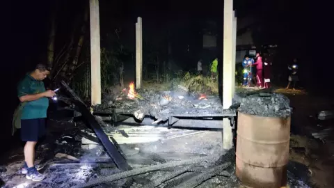 ไฟไหม้เพิงพักกลางดึก เผาพ่อลูกตายทั้งเป็น หลังจุดเตาแก๊สแล้วเผลอหลับ