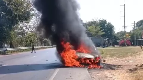 ระทึก ไฟลุกในห้องเครื่อง ไหม้รถมินิคูเปอร์ เป็นซากคาถนน