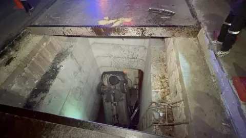 วอลโว่ฝ่าแนวกั้น ตกบ่อลึก 6 เมตร คนขับเจ็บ-กลับจากซื้อของไหว้ตรุษจีน