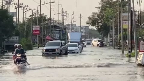 น้ำทะเลหนุนสูง ท่วมถนน บ้านคนที่สมุทรปราการ