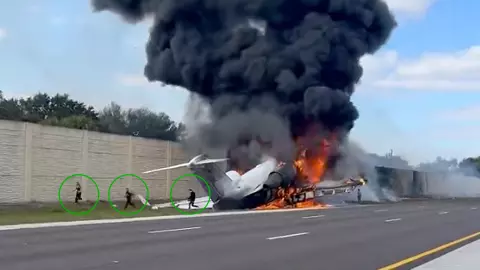 นาทีระทึก 3 ชีวิตหนีตาย เครื่องบินเล็กตก ไฟลุกท่วมในสหรัฐฯ ตาย 2 ศพ (คลิป)