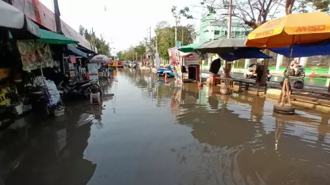 ระวังน้ำทะเลหนุนสูง หลายจังหวัดจมบาดาล! คลื่นลมอ่าวไทยแรง ภาคใต้มีฝนตกหนัก