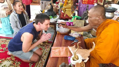 เจิมหน้าผาก กระเป๋าสตางค์ เสริมเฮงรับ "ตรุษจีน" วัดโปรยฝน