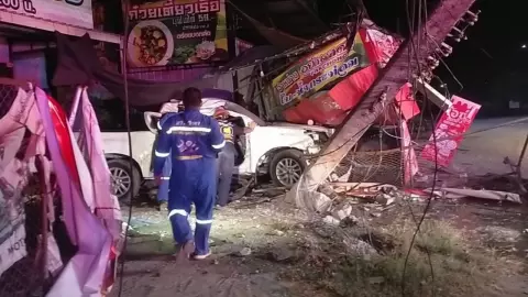 ปิกอัพคนขับไม่ชินทาง คิดว่าสุดถนน หักไปชนเสาไฟฟ้าดับ 3 ศพ (คลิป) 