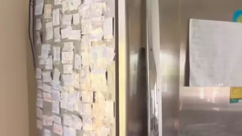 พาทัวร์บ้านแม่ เจอป้ายชื่อรายการอาหารติดเต็มตู้เย็น แม่อธิบาย ทำเพื่ออะไร