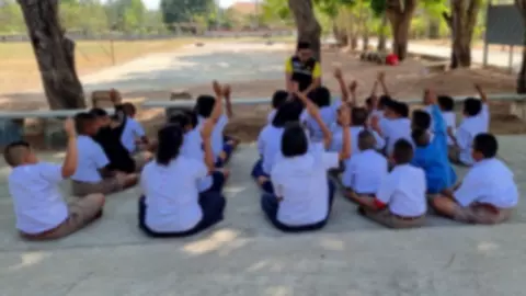 สั่งสอบแล้ว ครูใช้ไม้กวาดตีก้นเด็กบาดเจ็บ เหตุทำความสะอาดไม่เรียบร้อย