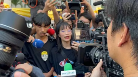 จับแล้ว ตะวัน-แฟรงค์ ผกก.สส.น.9 รอหน้าศาลนำตัวไป สน.ดินแดง 