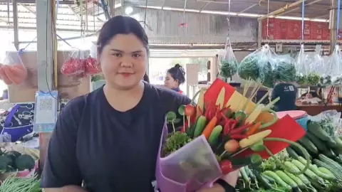 แม่ค้าผักปราจีนฯ จัดช่อผักเป็นชุดขายแทนดอกไม้รับวาเลนไทน์ ยอดขายพุ่งจนห่อไม่ทัน (คลิป)